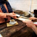Consumidores passam a visualizar, de forma informativa, os novos tributos incidentes sobre o consumo nas notas fiscais - Foto: Magnific