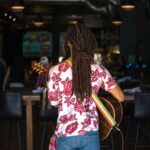 O reggae integra a programação de bares e restaurantes e ganha novas formas de conexão com o público | Foto: Magnific