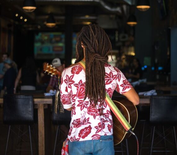 O reggae integra a programação de bares e restaurantes e ganha novas formas de conexão com o público | Foto: Magnific