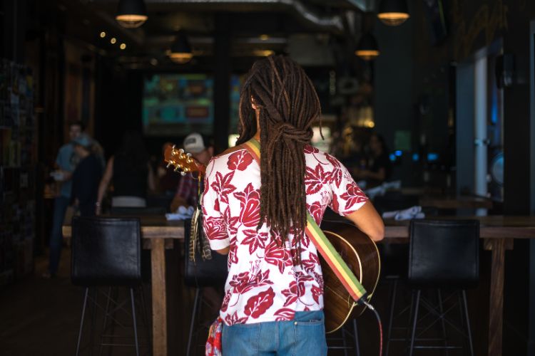 O reggae integra a programação de bares e restaurantes e ganha novas formas de conexão com o público | Foto: Magnific