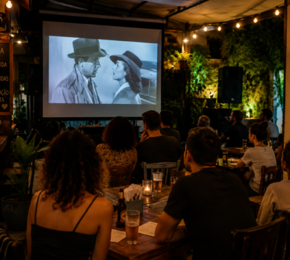 Bares apostam na exibição de filmes para diversificar a programação - Imagem gerada por IA