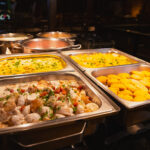 Planejamento da produção e reaproveitamento de ingredientes estão entre as estratégias utilizadas por restaurantes para reduzir o desperdício de alimentos. | Foto: Wolf Wagner / Agência de Notícias da Abrasel