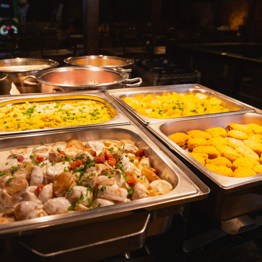 Planejamento da produção e reaproveitamento de ingredientes estão entre as estratégias utilizadas por restaurantes para reduzir o desperdício de alimentos. | Foto: Wolf Wagner / Agência de Notícias da Abrasel